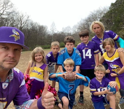 Pete Hegseth and his third wife, Jennifer Rauchet with all their kids. 